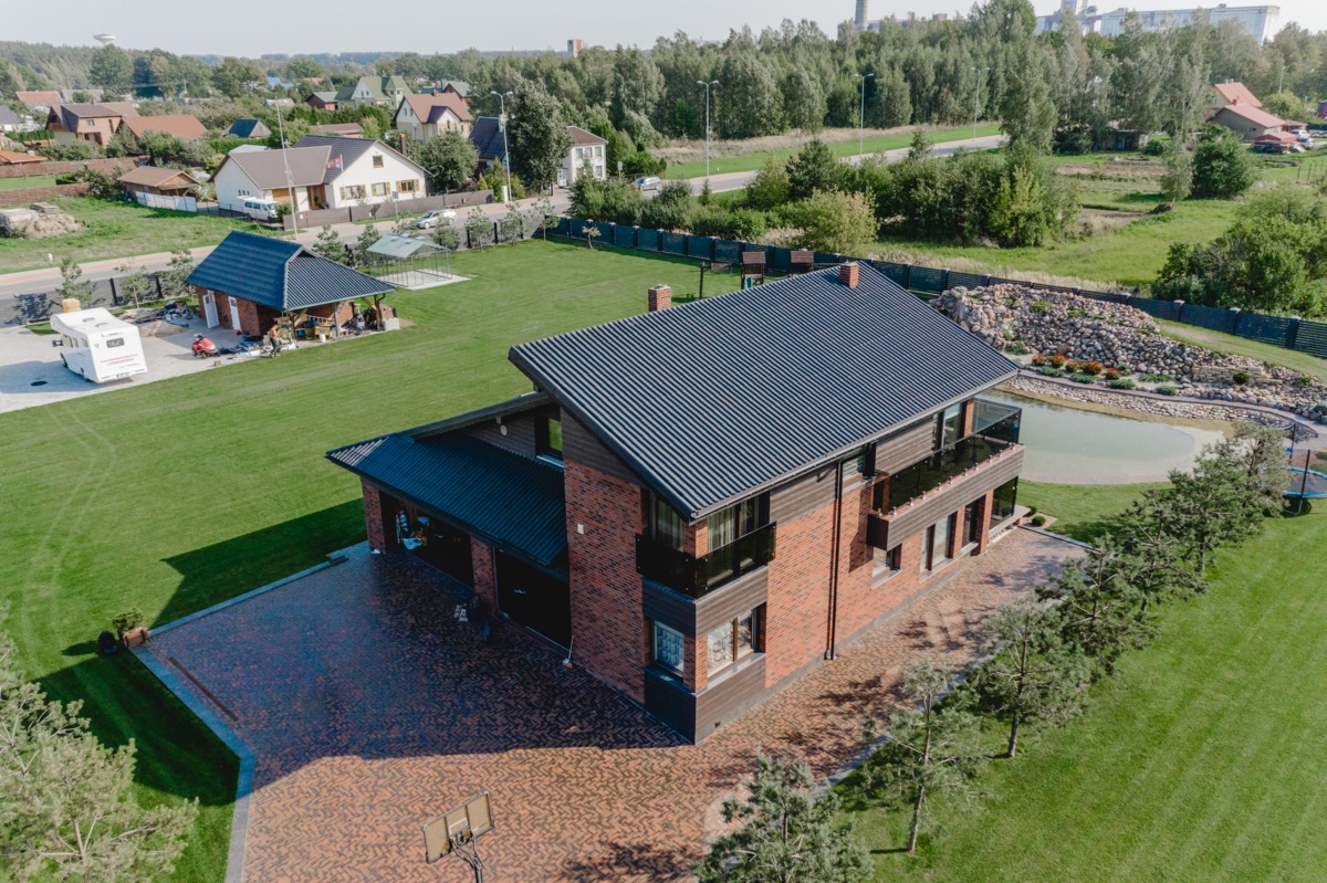 Kaasaegne kiudtsement eterniit eramaja katusel - Gotika profiil